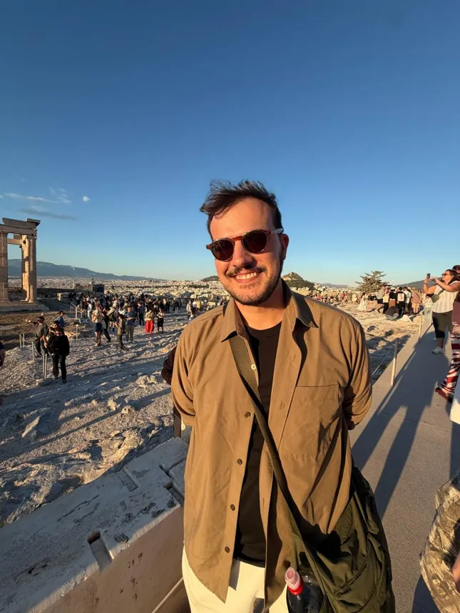 Gabriel Zanette sorrindo em Atenas