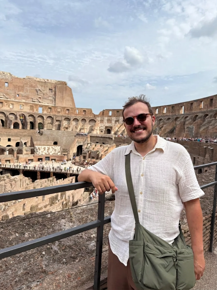 Gabriel Zanette em Roma, em frente ao Coliseu